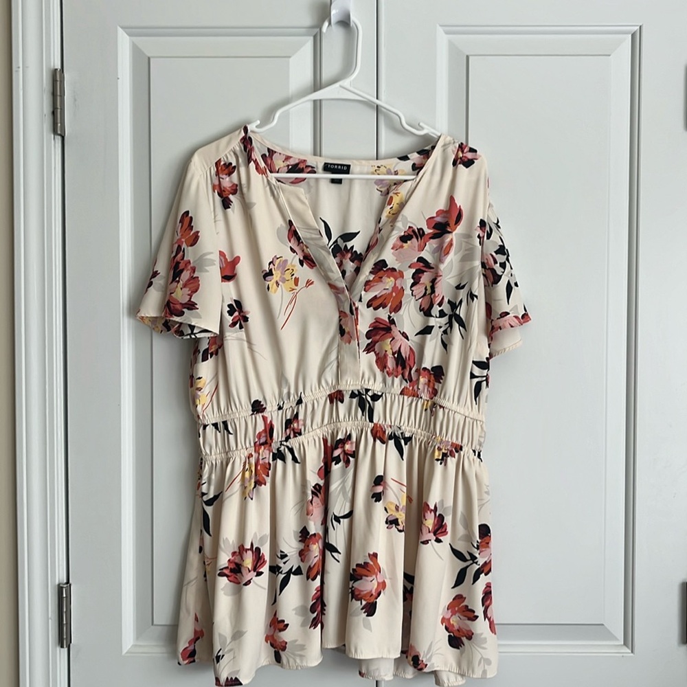 Torrid short sleeve peplum style blouse